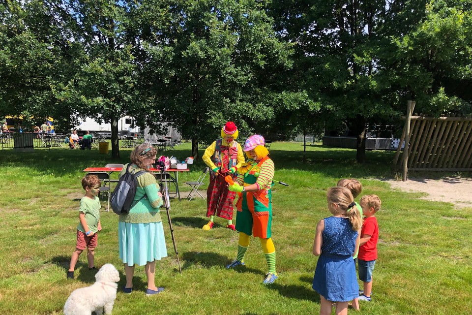 Enkele ballonnenclowns tonen op de Foxfeesten in Vosselaar hun kunstjes.