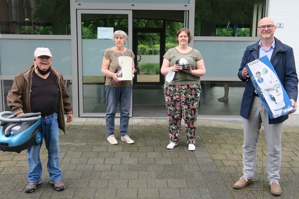 Marc Peeters was de eerste om onder meer een stofzuiger te brengen. Die werd dankbaar in ontvangst genomen door burgemeester Dirk Bauwens en vrijwilligers Lieselot Van Asbrouck en Rosette Coppens.