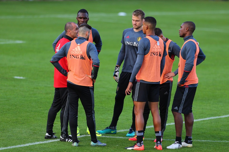 Simon Mignolet luistert aandachtig naar Roberto Martinez: de doelman staat nu ook al zelf als coach op het trainingsveld en past zo in het plan van de bondscoach