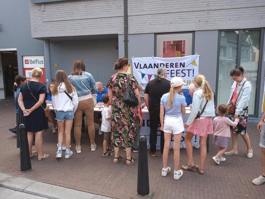 De leden van het gemeentelijk feestcomité van Vosselaar deelden kermistickets uit aan de lokale kinderen. 