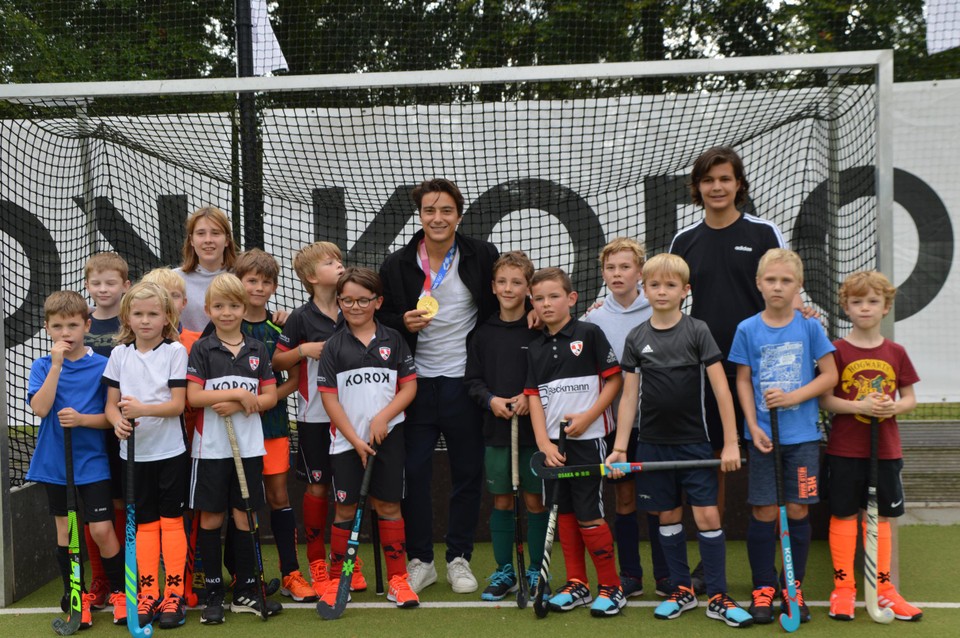 Thomas Briels bezoekt HC Blackbirds en toont zijn gouden plak van Tokio.