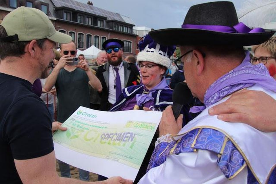Koningin Tinneke Joris (2023) overhandigt de cheque aan zorgboerderij Meander.