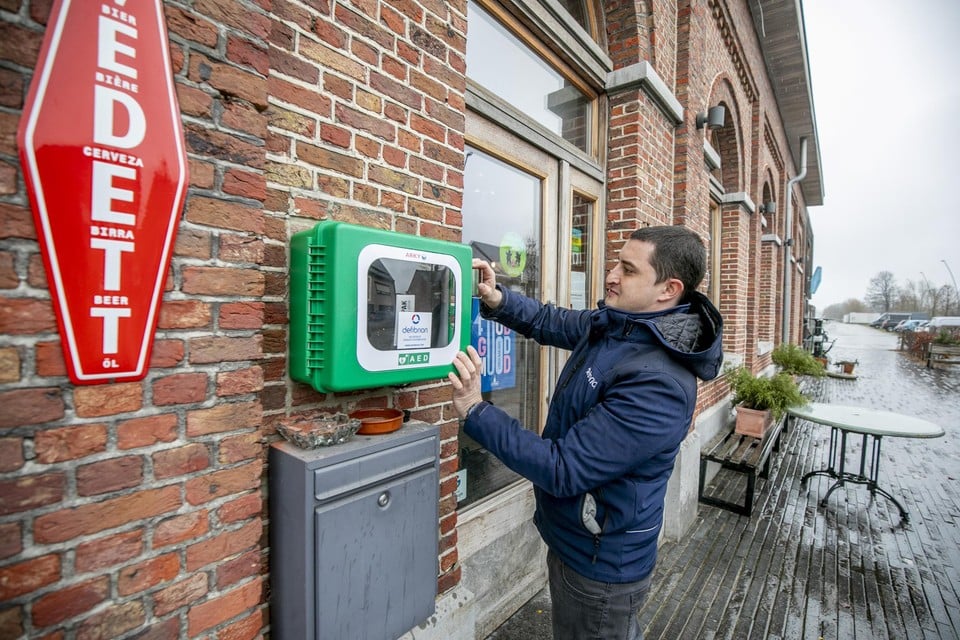 De gemeente Berlaar liet donderdag op drie plaatsen een AED-toestel (automatische, externe defibrillator) plaatsen.