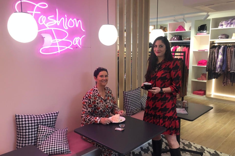 Charlotte Cengiarotti en haar moeder Klara Goos openden in hun vernieuwde modezaak Nuyens in Beerse een hippe fashion bar met koffie en gebak.