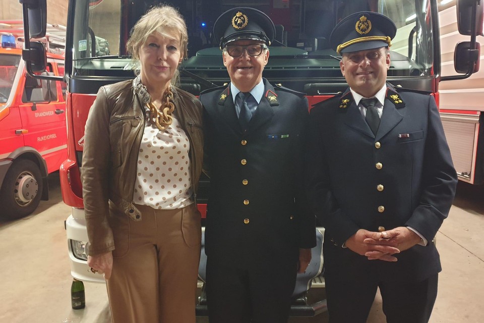 Jef Martens met zijn echtgenote Janine en rechts postverantwoordelijke Dave De Keyser.