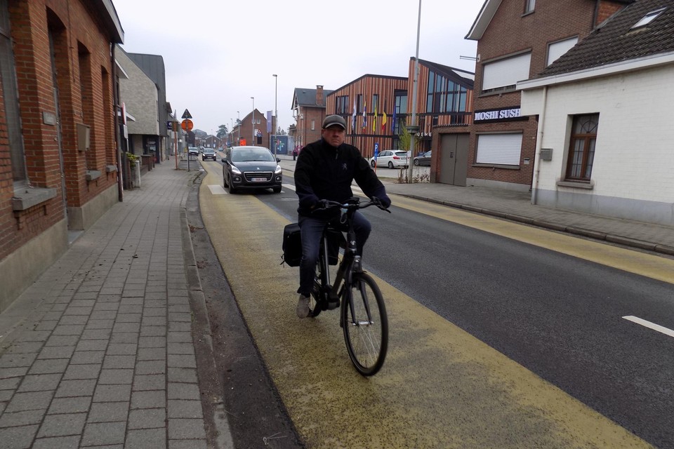 Fietsers moeten in de Rechtestraat in Lille gebruikmaken van een fietssuggestiestrook en laveren tussen de auto‘s en vrachtwagens.