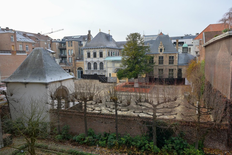 Het Rubenshuis gezien vanuit het Rubenianum in de Otto Veniusstraat. De tuin is ontmanteld en wordt nog deze winter beplant volgens de nieuwste inzichten.  