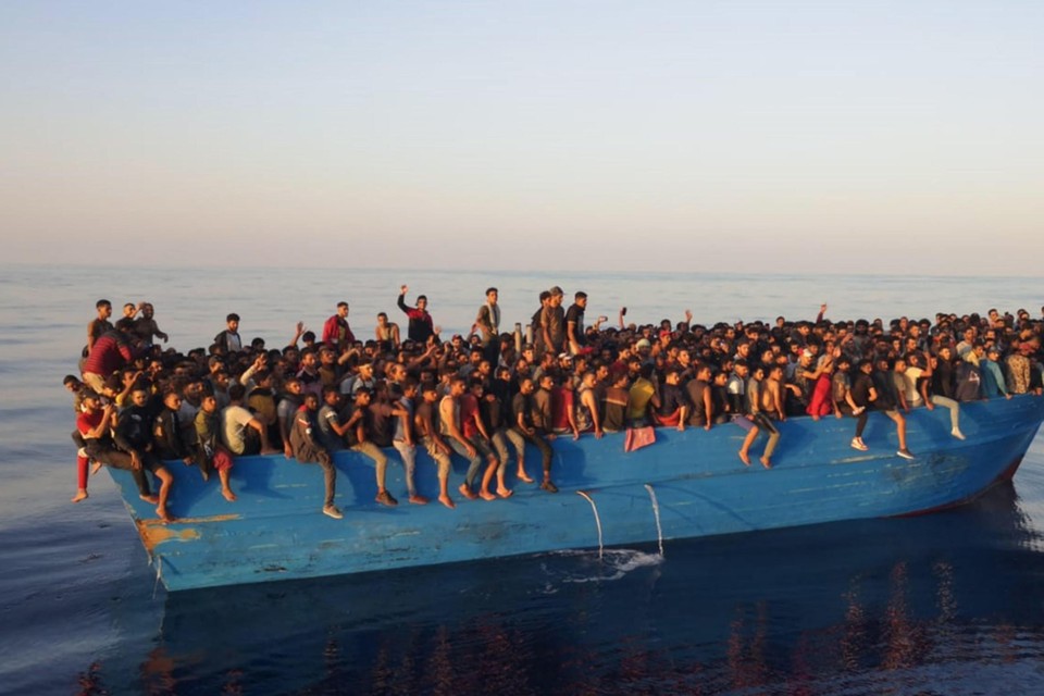 Archiefbeeld: op 28 augustus kwamen ook al zo’n 400 migranten in een oude boot aan op Lampedusa.  