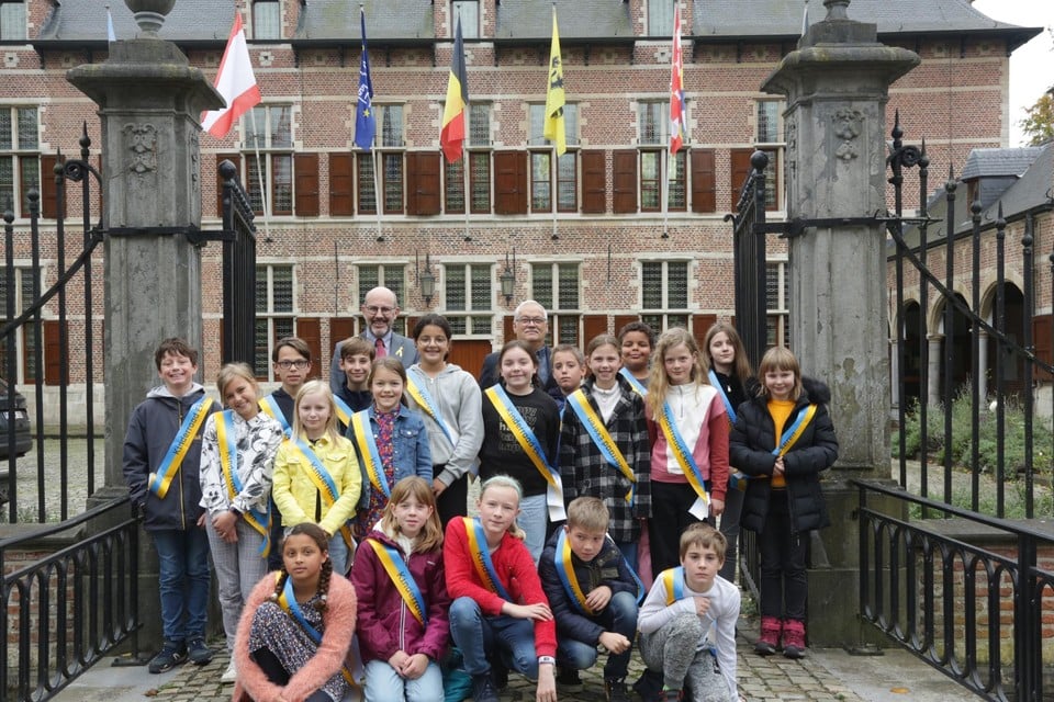 De kinderraad voor het districtshuis samen met districtsburgemeester Koen Palinckx en districtsschepen voor de jeugd Ronny Kruyniers.