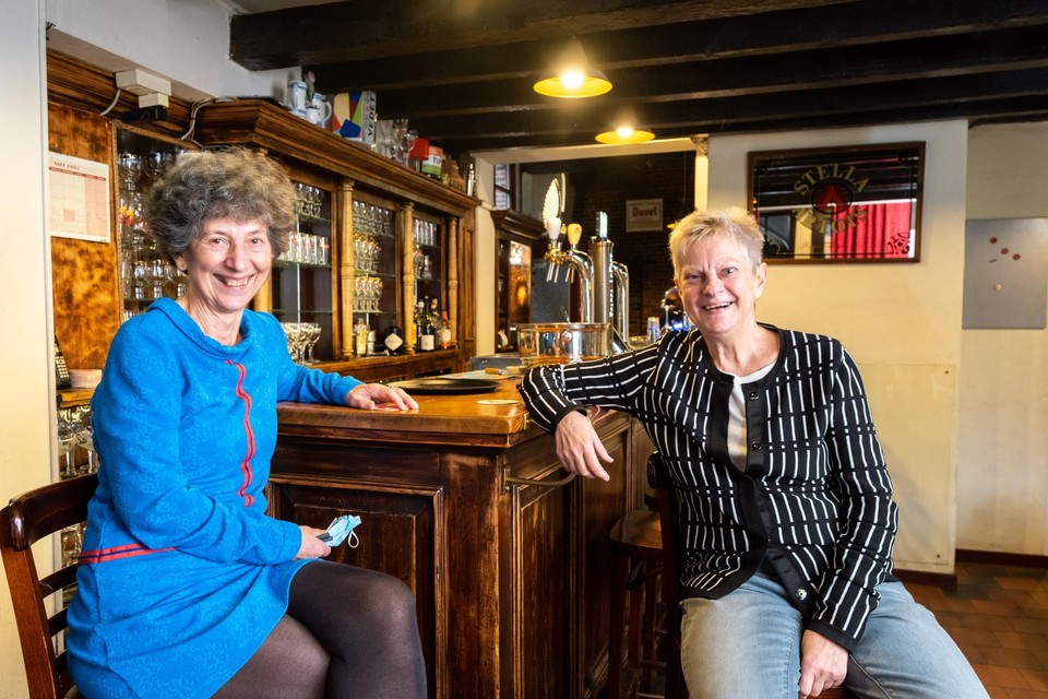 Jacqueline en Maria stonden bijna 30 jaar achter de toog van ’t Heilig Huisken in de Kloosterstraat.