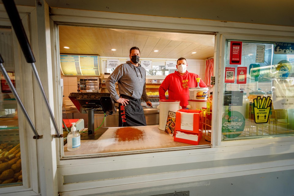 Gerrit Lekeu en zijn trouwe medewerker Kurt Grimmer in het kraam op de Zandpoortvest
