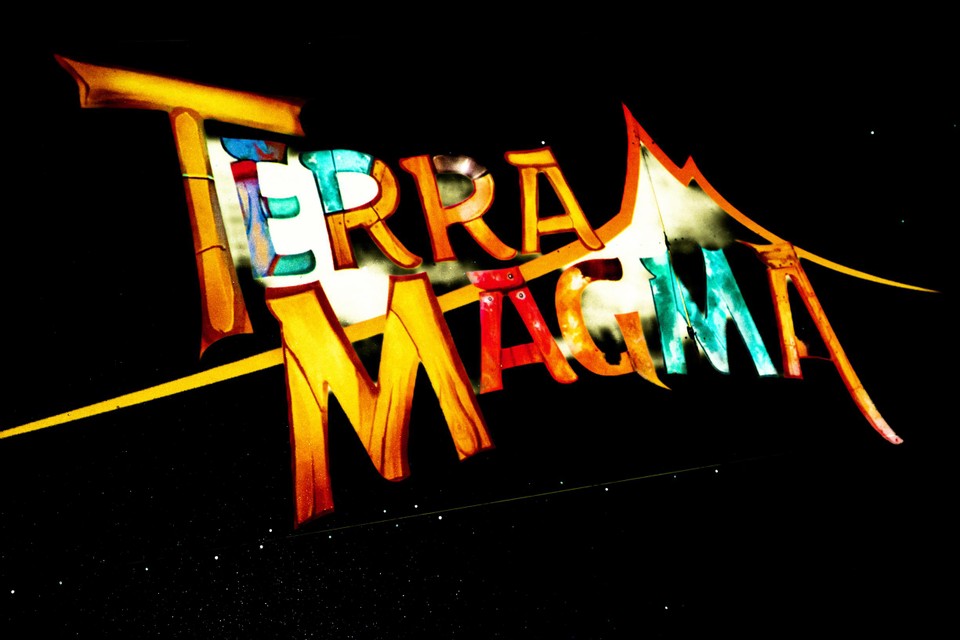 Het logo van de nieuwe attractie Terra Magma, de opvolger van Indiana River in Bobbejaanland.