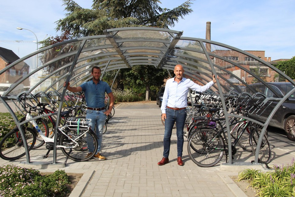De nieuwe stalling biedt plaats aan 28 fietsen en is overdekt.
