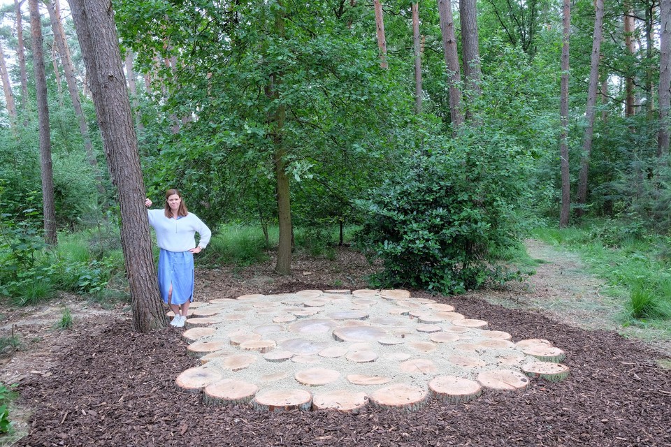 Schepen Goele Fonteyn aan de gedenkruimte met daarachter het urnenbos.