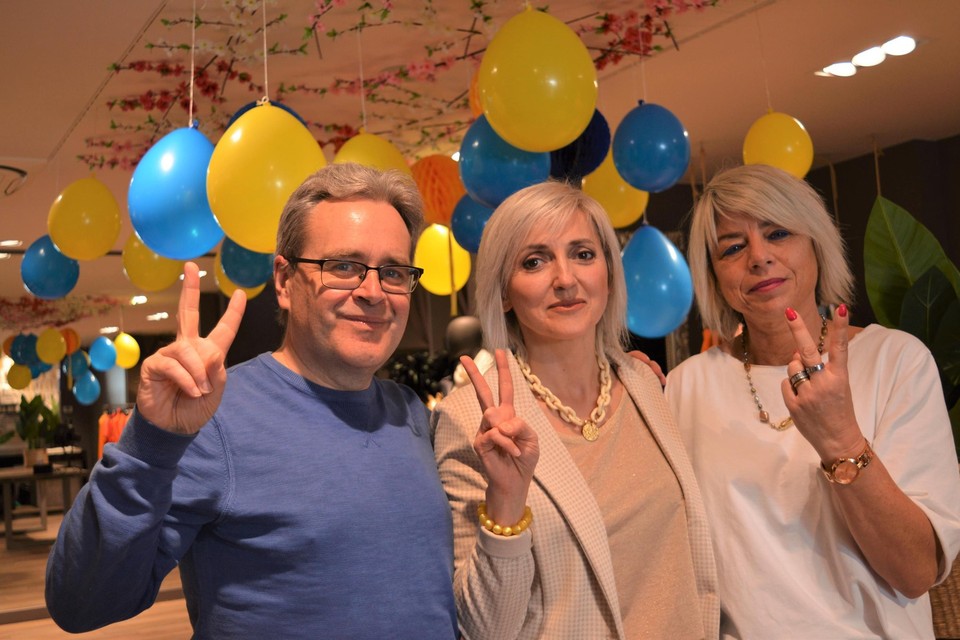 Geert Horemans, Natalia Jarachenko van SOS Oekraïne met Patrice Clé van kledingwinkel Guapa,waar Natalia werkt. De gele en blauwe ballonnen hangen er onder de bloesem als teken van hoop. 