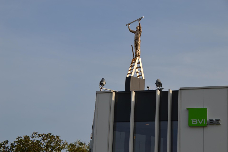 De ‘Man die de wolken meet’ van Jan Fabre mag voorlopig op het dak van projectontwikkelaar BVI.be aan de Uilenbaan in Wommelgem blijven staan.
