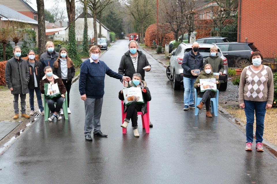 De winnende gezinnen ontvingen hun prijs midden op straat.