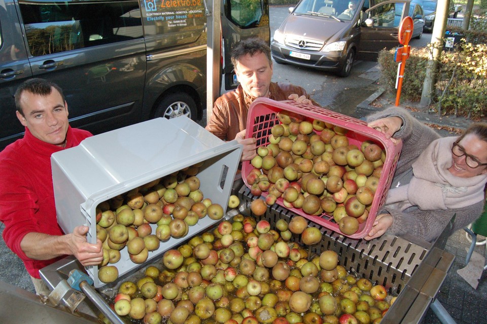 Wie minstens 75 kilo fruit heeft, kan er mee naar de mobiele fruitpers.