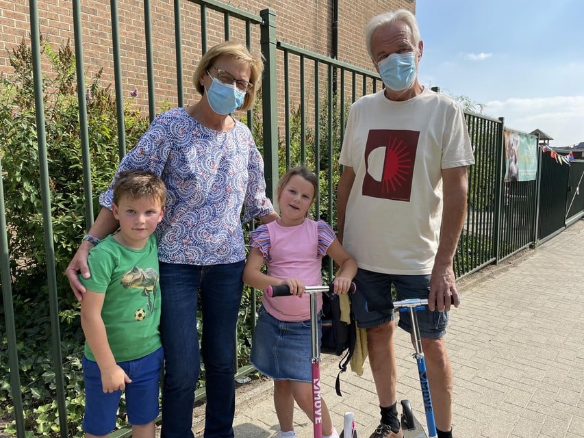 Oma Greet en opa Gerrit met Jasper en Lien aan de schoolpoort. “Misschien dat een kleine vergoeding mensen wet kan motiveren”, stelt Gerrit.