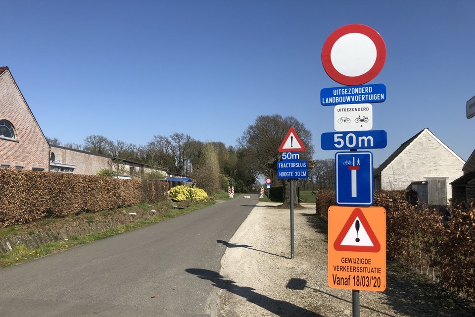 Borden waarschuwen voor de nieuwe tractorsluis op de Merenseweg in Olen. 