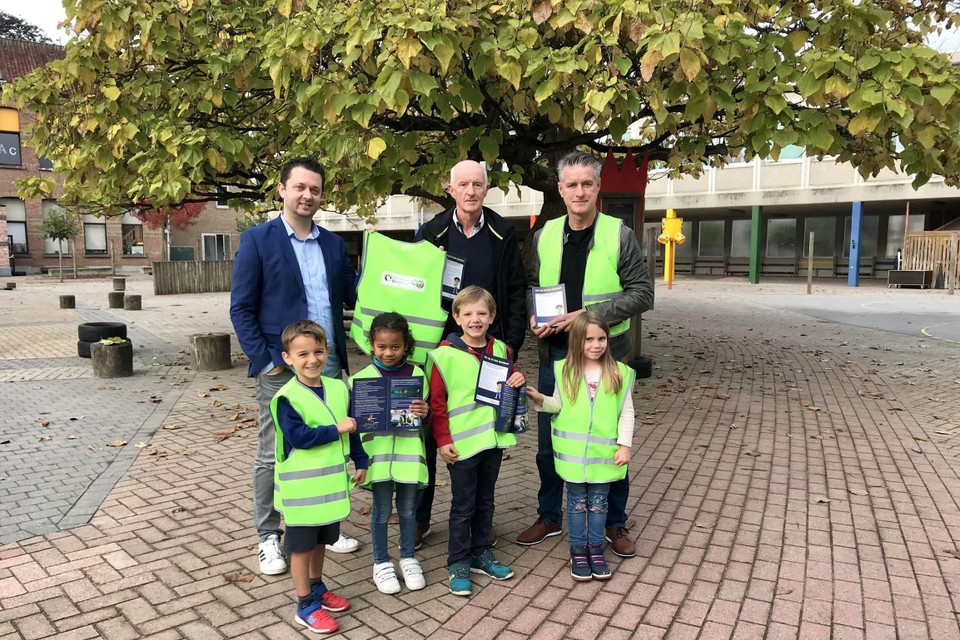 Directeur Tom Maes van de Jan Frans Willemsschool, Danny Grillet van de mobiliteitsraad en schepen van Mobiliteit Rudi Goyvaerts met enkele leerlingen.