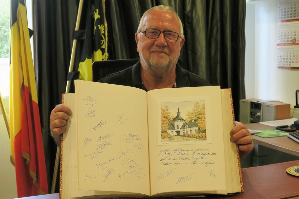 Trots met het gulden boek waarmee de restauratie van de Jan Vlemincktoren bezegeld werd met de handtekening van onder meer minister Matthias Diependaele..