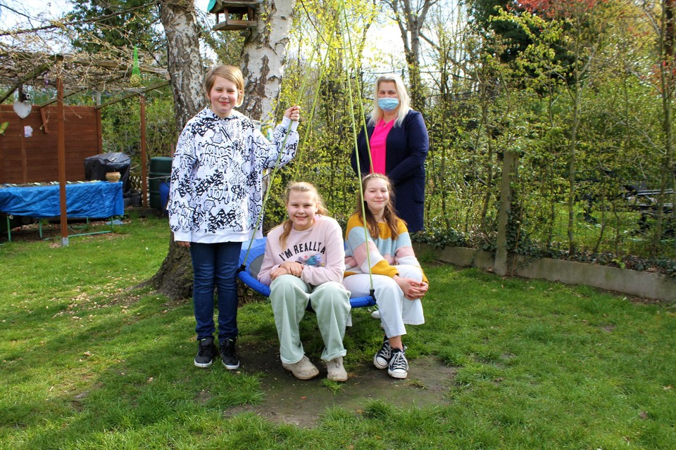 Nick, Yanaïka, Noa en hun omie Nancy organiseren de geldinzamelactie.
