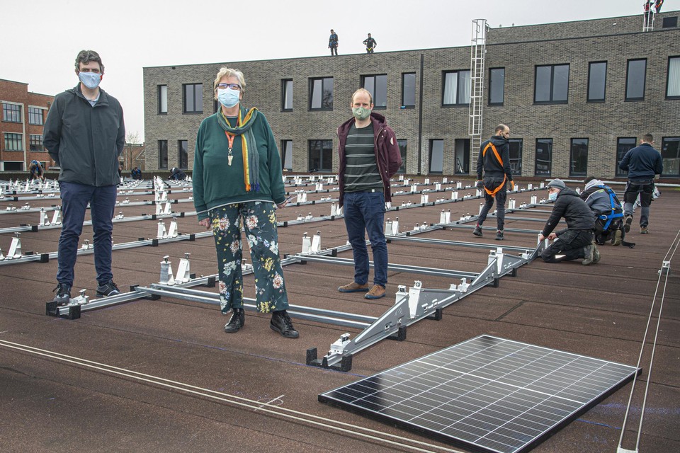 Christoffel Cavents en campusmanager Rita Van Den Bruaene volgen samen met Willem Jansens (Campina Energie) de werkzaamheden op.
