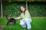 thumbnail: De Wilrijkse kunststudente Lotte Villays, hier met kat, leent haar stem aan een zingende muis in de animatiefilm Yuku en de Himalayabloem.