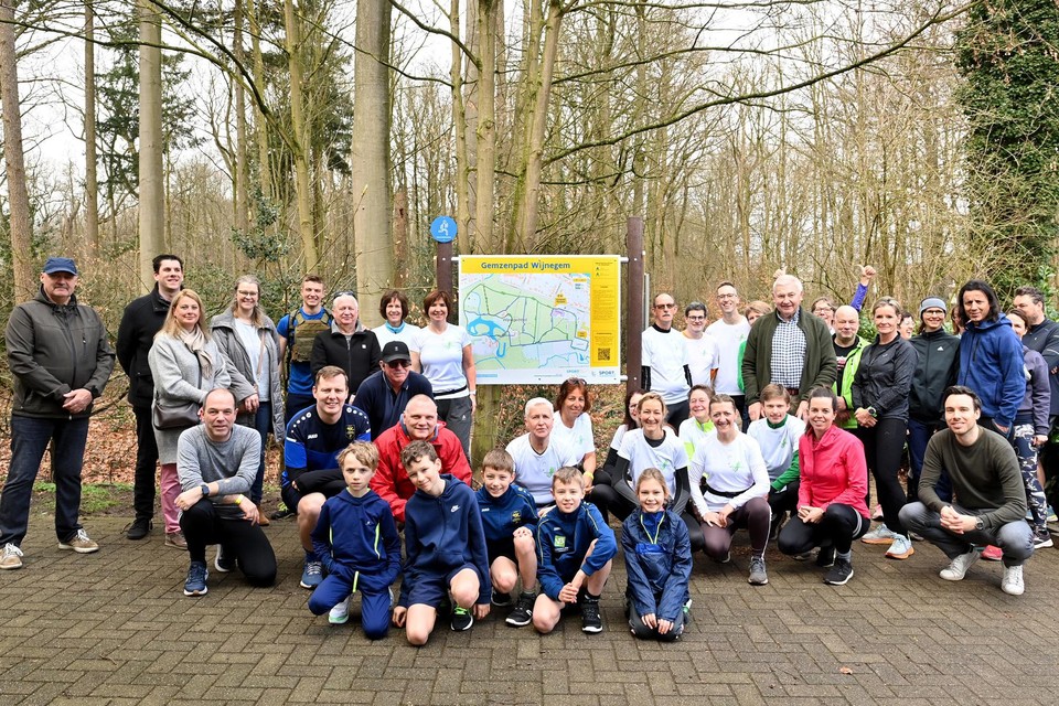 De Wijnegemzen, inclusief meter Brigitte en peter Johan met burgemeester en schepenen bij het infobord van het nieuwe Gemzenpad.