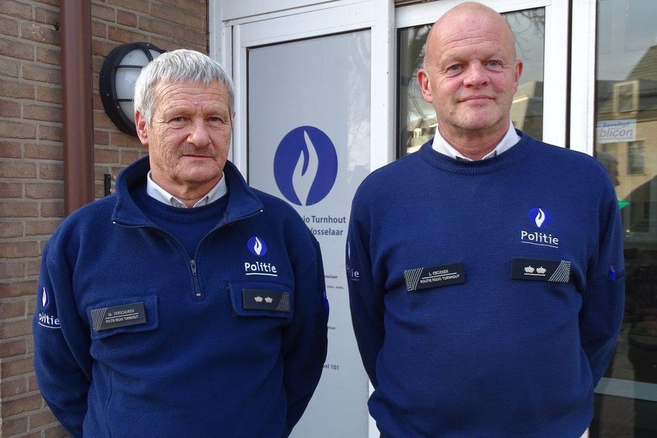 Hoofdinspecteurs Marc Verschuren (links) en Luc Croenen bij de lokale politiepost in Vosselaar. 