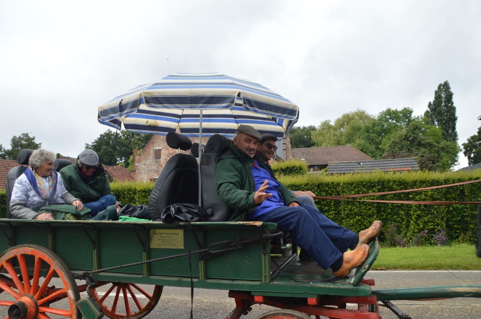 Droog onder de parasol.