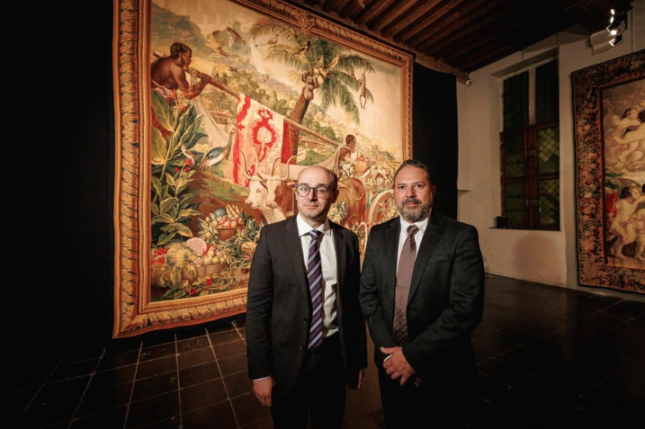 De Maltese ambassadeur Clint Tanti en Noel Zammit, CEO van Heritage Malta, bij het eerste wandtapijt dat De Wit restaureerde.