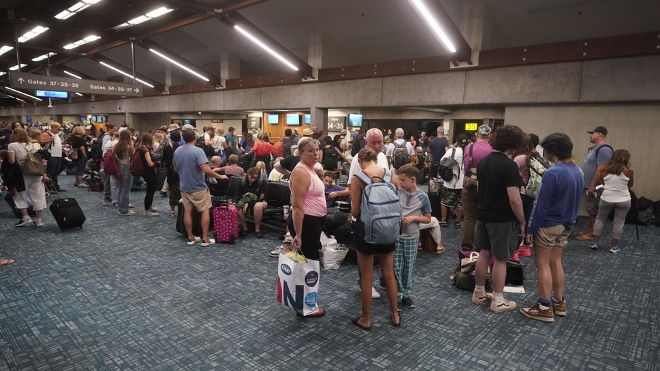 Drukte op de luchthaven nu duizenden inwoners het eiland proberen te ontvluchten.