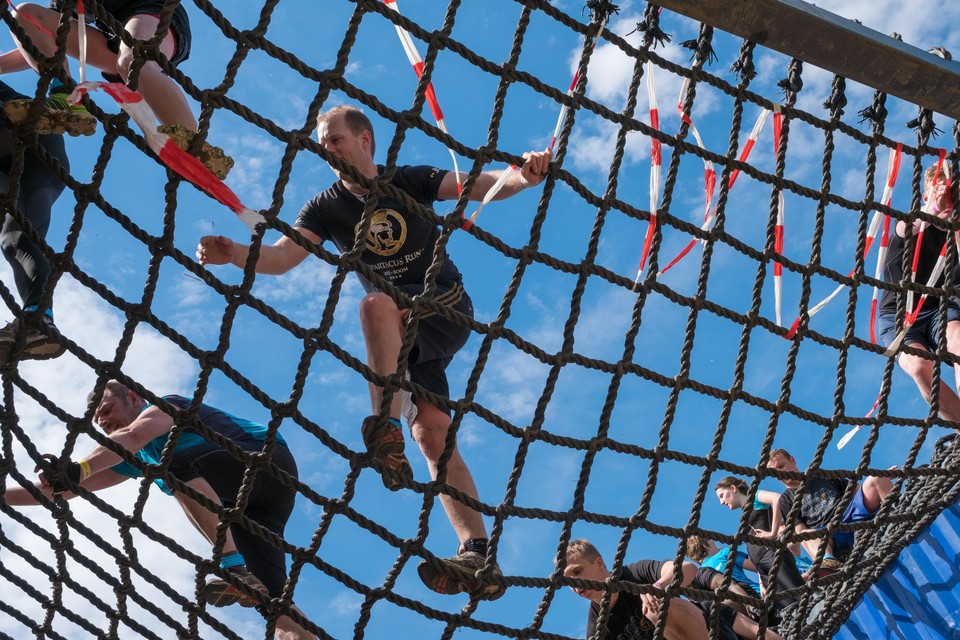 In de Spartacus Run moeten allerlei hindernissen worden overwonnen.