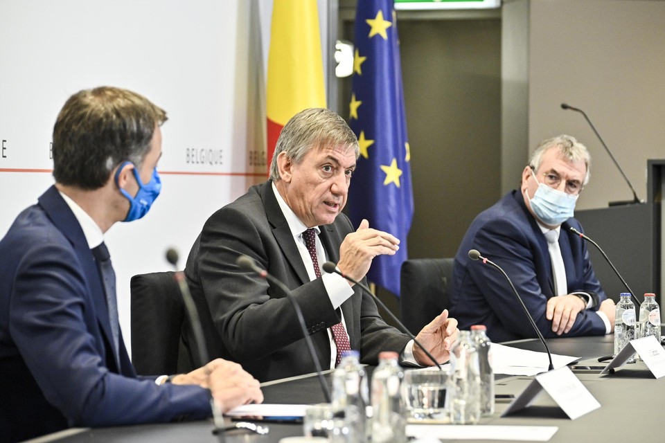 Vlaams minister-president Jan Jambon (N-VA) tussen zijn collega’s na een overlegcomité. De afgelopen week waren de regeringsmededelingen nauwelijks bij te houden.