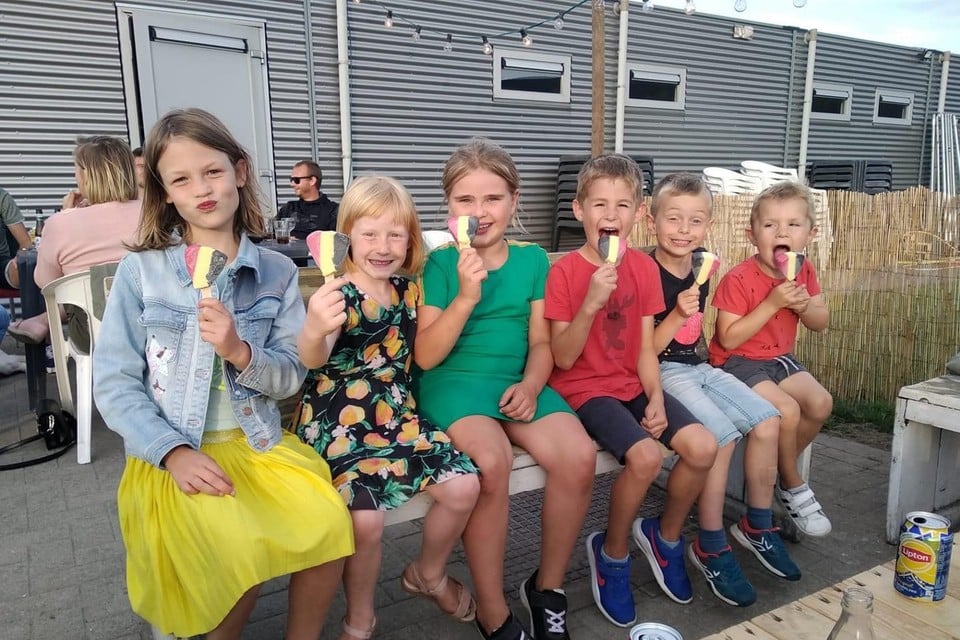 In de zomerbar van FC Blaasveld komen jong en oud aan hun trekken.