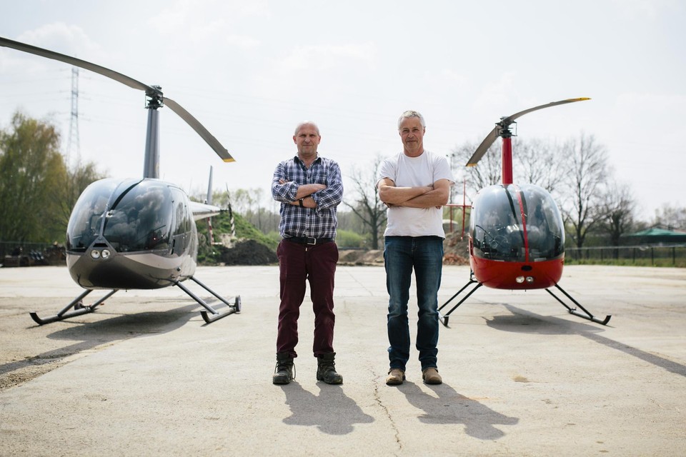 Vrienden Marc en Luc hebben elk een helikopterhaven met helikopter in eigen tuin.