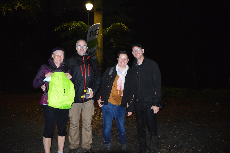 Natte deelnemers na de Sundown Walk. Aurelie en Kimberley met hun mannen kwamen uit Antwerpen om tien kilometer te stappen.