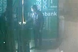 thumbnail: De dader probeert geld af te halen, maar kent de pincode van de bankkaart niet. 