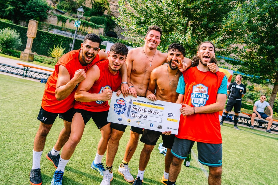 Team Messi El Mejor (met centraal Vlady Ivanov) door het dolle heen na hun tornooiwinst in Luxemburg, die hen een ticket oplevert voor het eindtornooi van Red Bull Neymar Jr’s Five in Qatar.