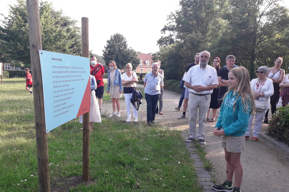 De poëzieroute opende in juli 2021 in het park aan het Max Wildiersplein in Sint-Job. Deze zomer breidt de route uit met meer kunstvormen.