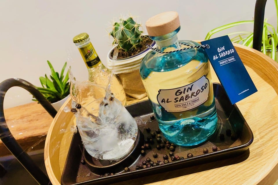 De gin is lekker met klassieke yellow tonic.