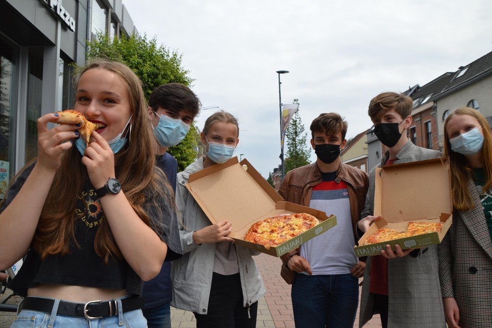 Deze vierdejaars van het Sint-Jan Berchmanscollege vieren het einde van de examens met pizza’s. “Het was een saai, zwaar schooljaar. Goed dat we nu toch samen de vakantie kunnen inzetten.”