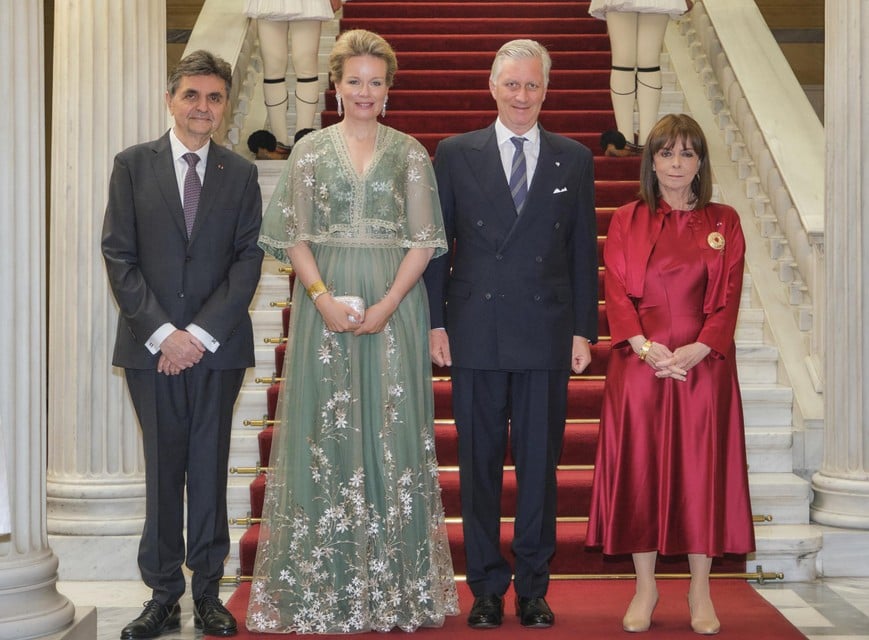 Mathilde op het staatsbanket met Filip, en de Griekse president en haar echtgenoot.