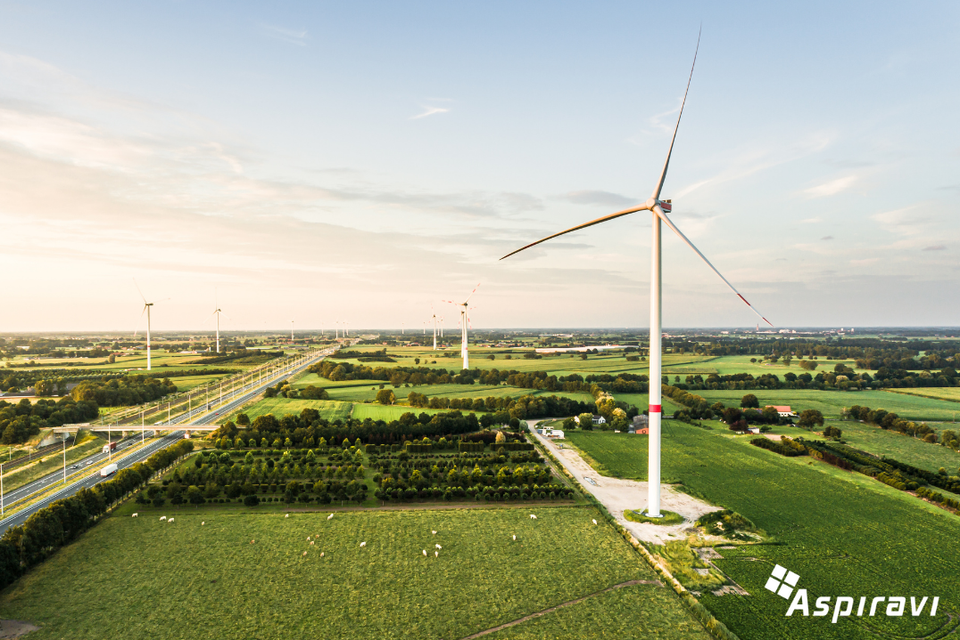 Nieuwe windturbine langs oosten van E19 in Brecht staat klaar om aangesloten te worden op het elektriciteitsnet.