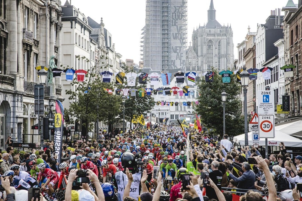 Het peloton baant zich een weg doorheen een massa mensen in Antwerpen.