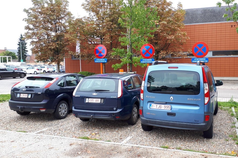 Op de parking aan het OC en Aquamarijn in Kasterlee staan elk weekend drie gemeentelijke auto‘s geparkeerd. 