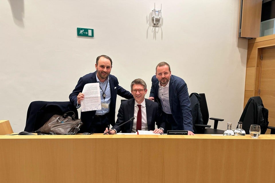 Kamerleden Michael Freilich (N-VA, links), Patrick Prévot (PS, rechts) en federaal minister van Economie Pierre-Yves Dermagne (PS) leggen banken een maximumtarief op voor ondernemers.