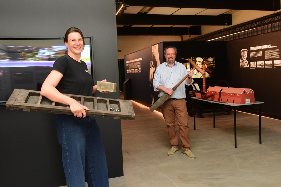 Elle Verwaest en Stefan Poortmans in het Museum Transfo 2340, dat verwijst naar de postcode van Beerse.